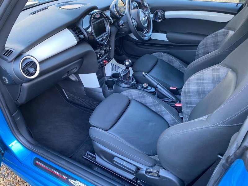 MINI HATCH